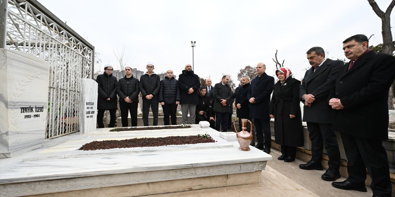 Milli Eğitim Bakanı Tekin, Tevfik İleri'nin 63. ölüm yılında kabrini ziyaret etti