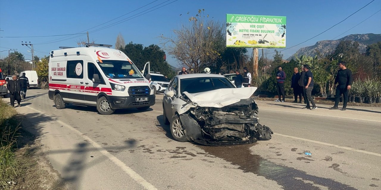 Adana'da cip ile otomobilin çarpıştığı kazada 4 kişi yaralandı