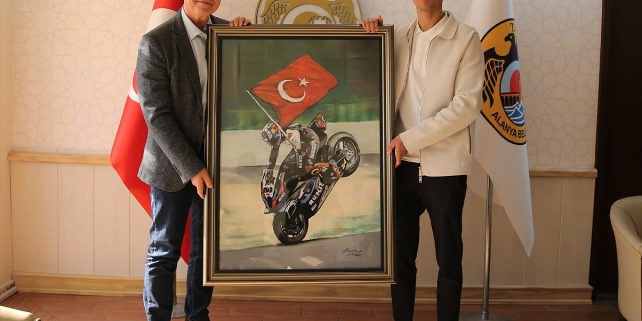 Alanya'da 2024 Dünya Superbike Şampiyonu Razgatlıoğlu'na "şehrin anahtarı" verildi