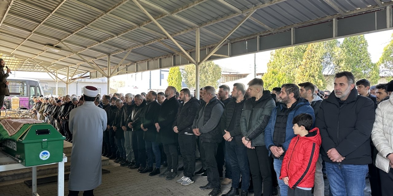 Sakarya'da eşi tarafından öldürülen kadın son yolculuğuna uğurlandı