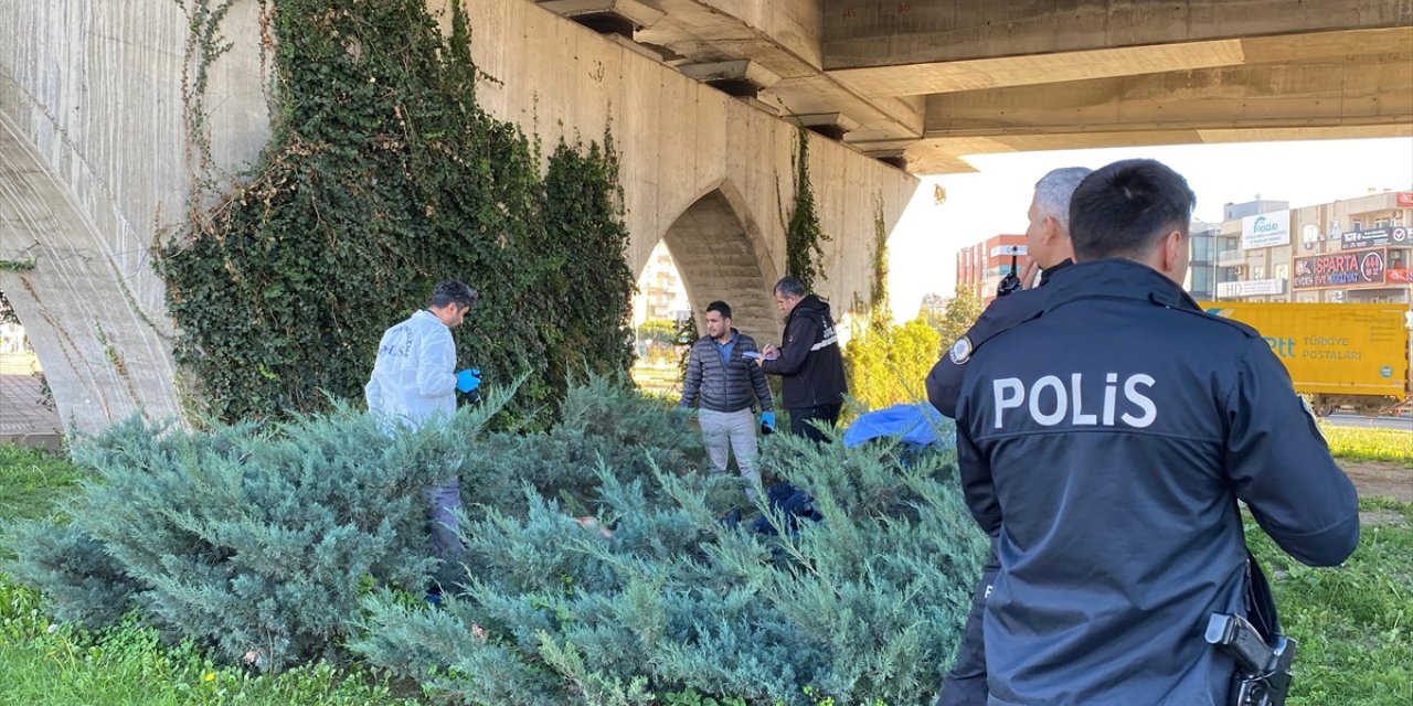 Antalya'da üst geçidin altında battaniyeye sarılı ceset bulundu