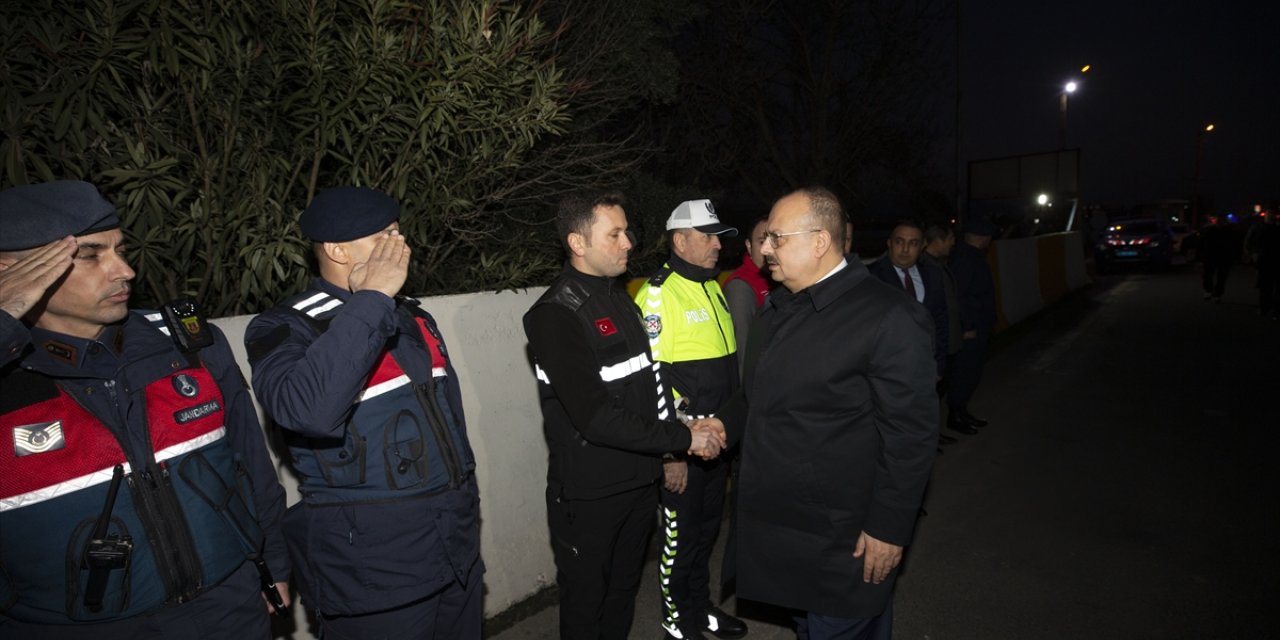 Aydın Valisi Canbolat, uygulama noktalarında vatandaşların yeni yılını kutladı