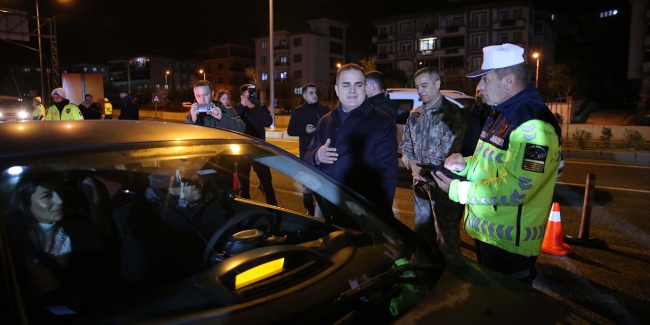 Muğla Valisi Akbıyık, uygulama noktalarında vatandaşların ve güvenlik kuvvetlerinin yeni yılını kutladı