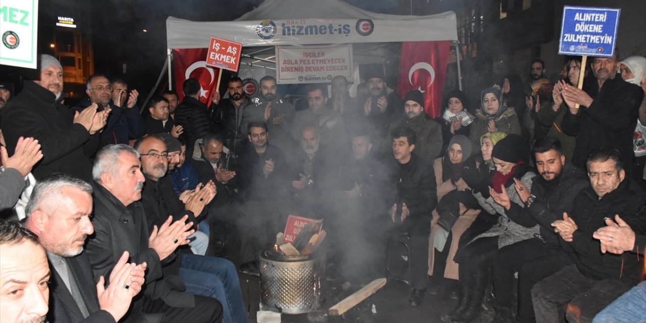 Van'da işten çıkarılan belediye çalışanları yeni yıla eylem yaparak girdi