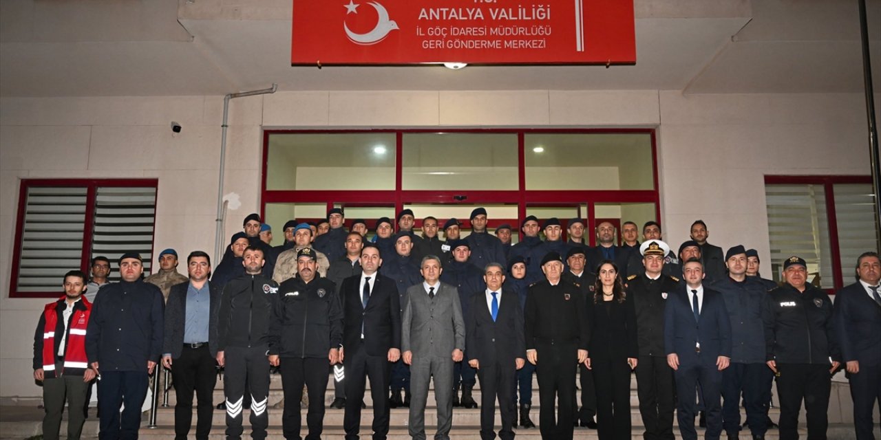 Antalya Valisi Şahin, yılın son akşamı görev başındaki personeli ziyaret etti