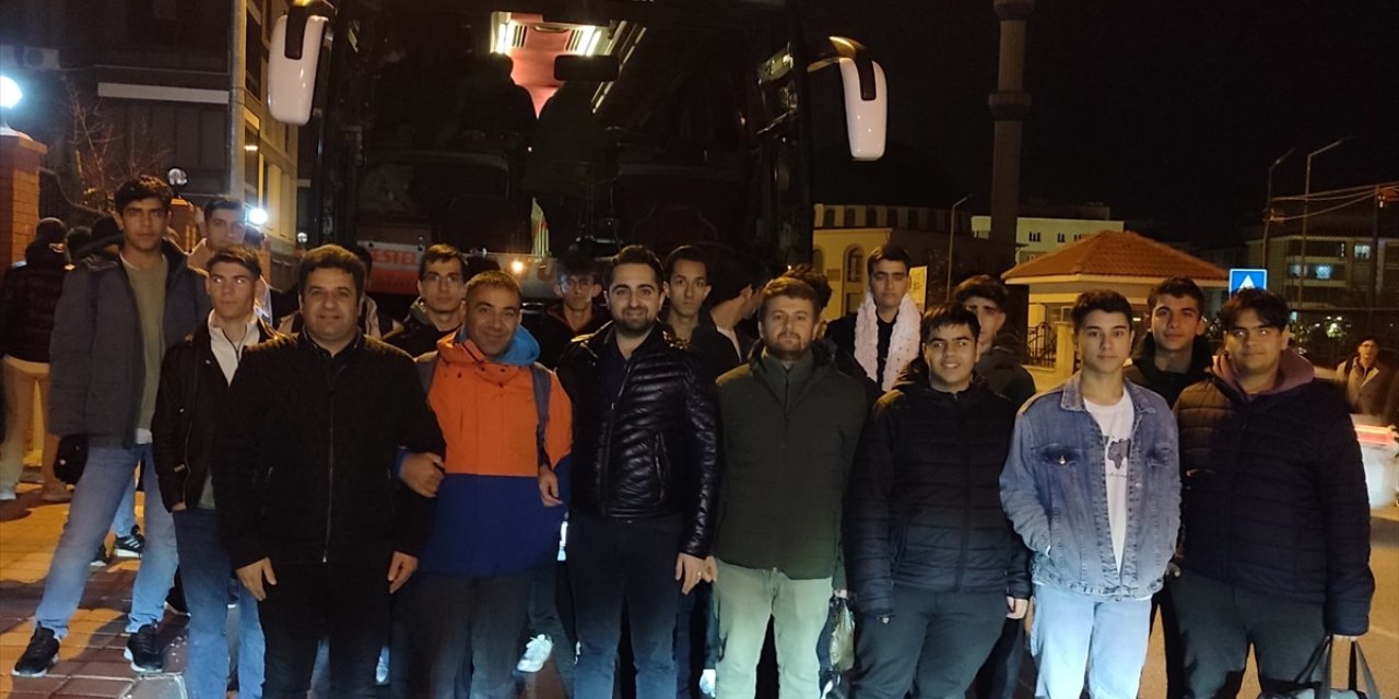 İzmir'de bir grup STK üyesi, "Galata Köprüsü"ndeki eyleme katılmak için yola çıktı