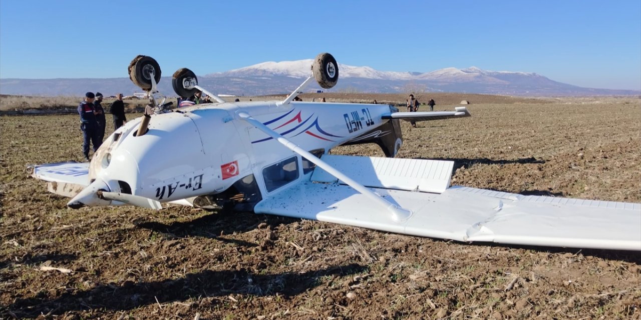 Isparta'dan havalanan eğitim uçağı Denizli'de sert iniş yaptı, 1 kişi yaralandı