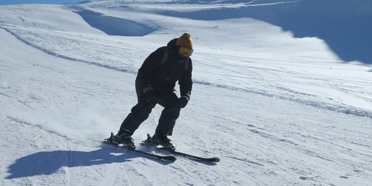 Hakkari'de kayakseverler, yeni yılın ilk gününü kayak merkezinde geçirdi