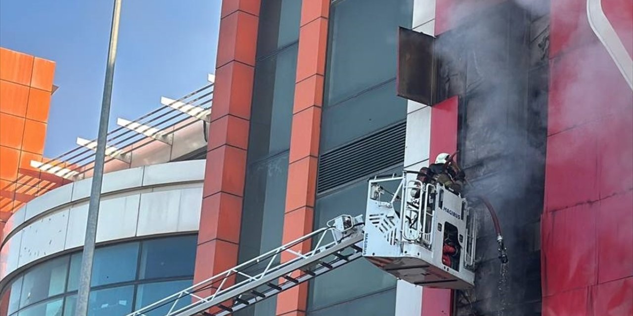 Çekmeköy‘de mobilya mağazasında çıkan yangın söndürüldü