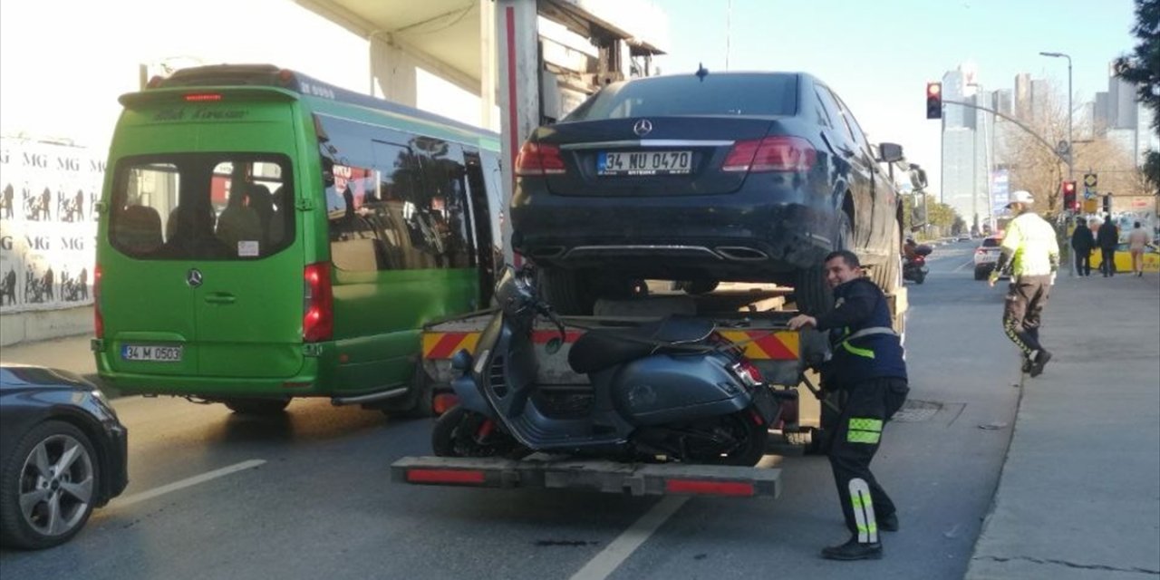 Şişli'de otomobilin altında kalan motosikletli ağır yaralandı