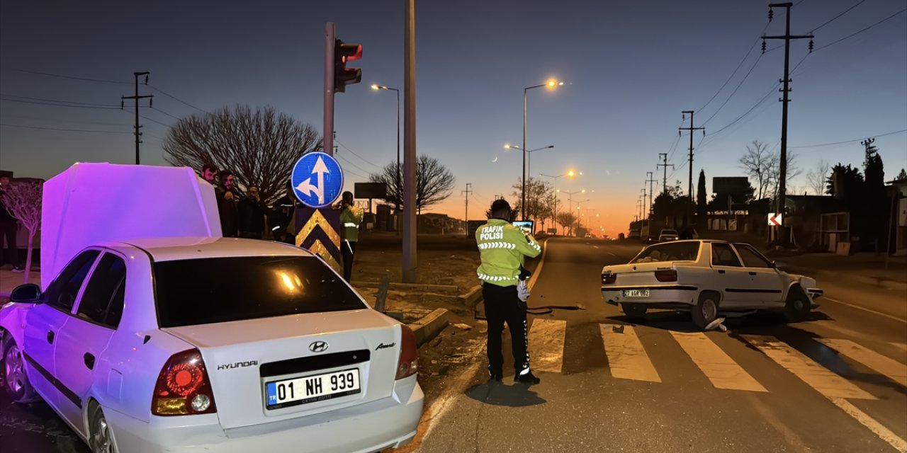 Adıyaman'da iki otomobilin çarpıştığı kazada 4 kişi yaralandı