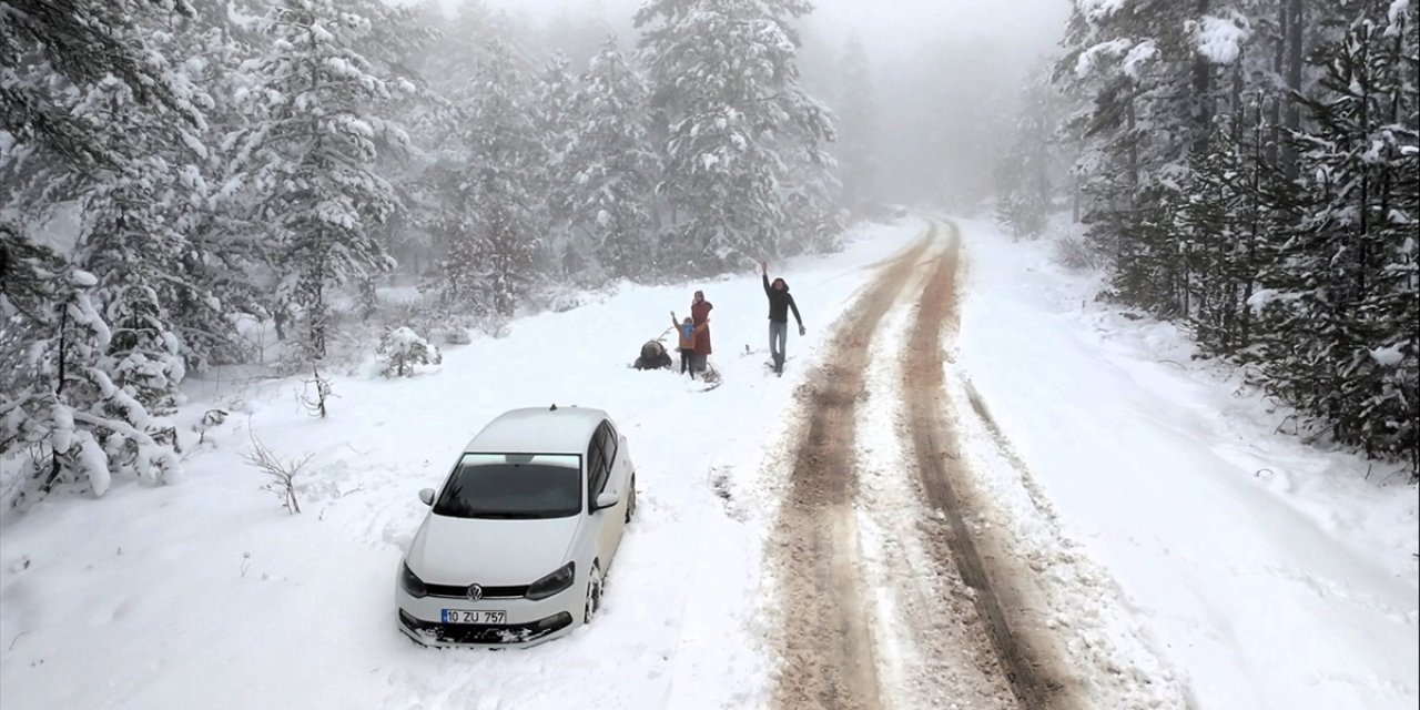 Balıkesir'de karla kaplanan Ulus Dağı dronla görüntülendi