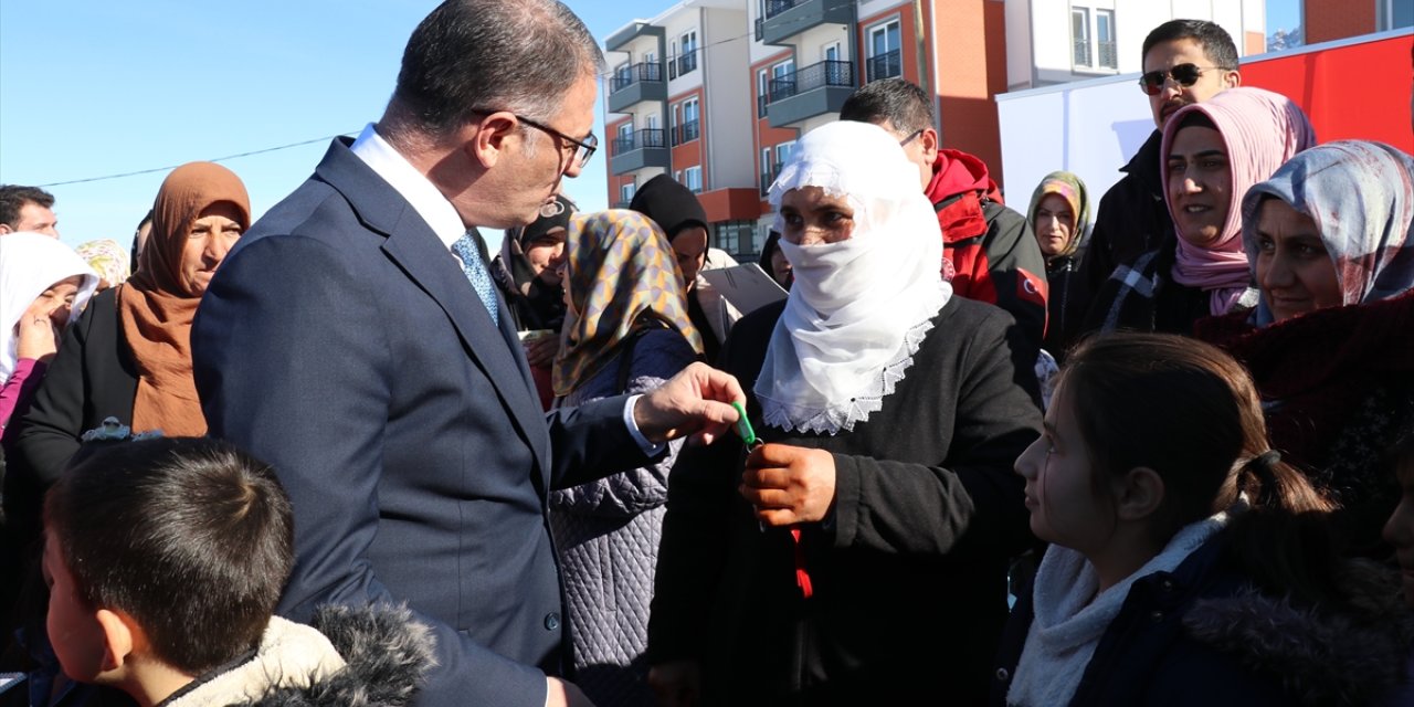 Van'da eşleri vefat eden 51 kadın için yapılan konutlar teslim edildi