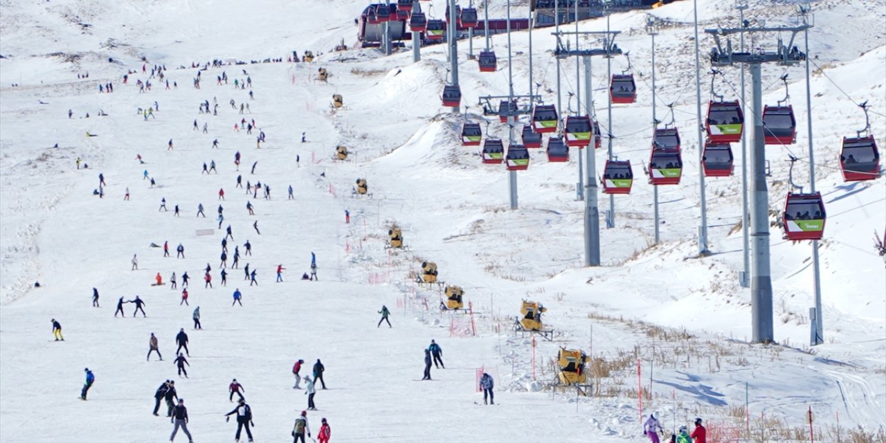 Erciyes Kayak Merkezi, yeni yılın ilk gününde 110 bin ziyaretçiyi ağırladı