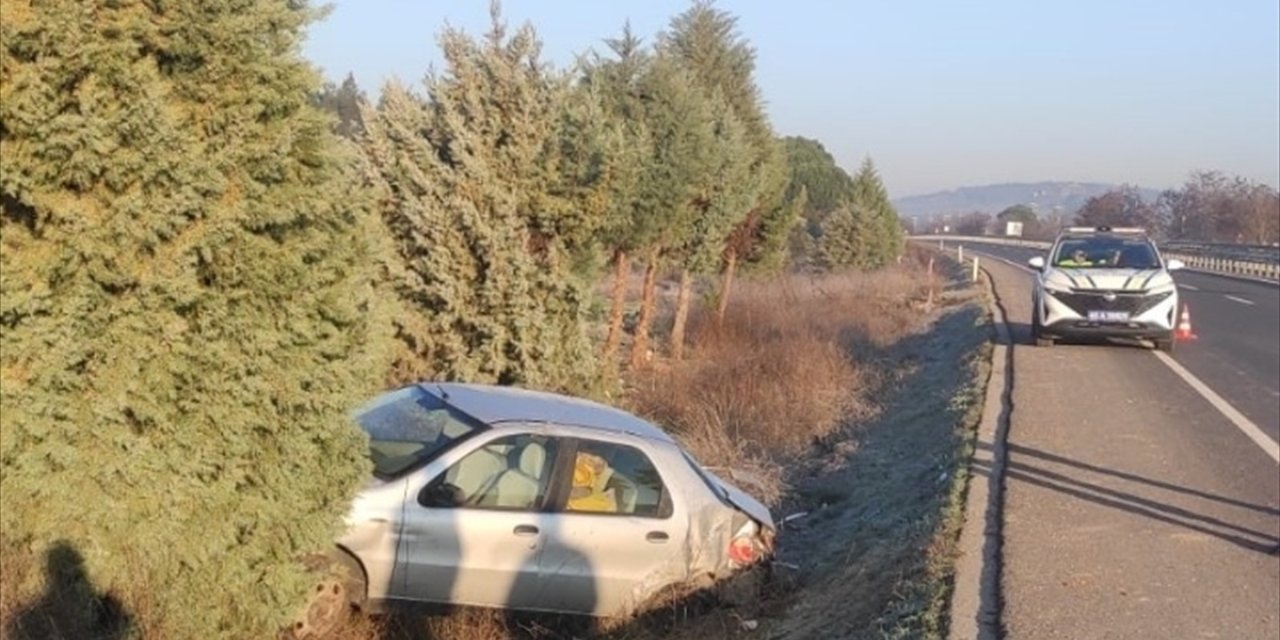 Manisa'da devrilen otomobildeki baba öldü oğlu yaralandı