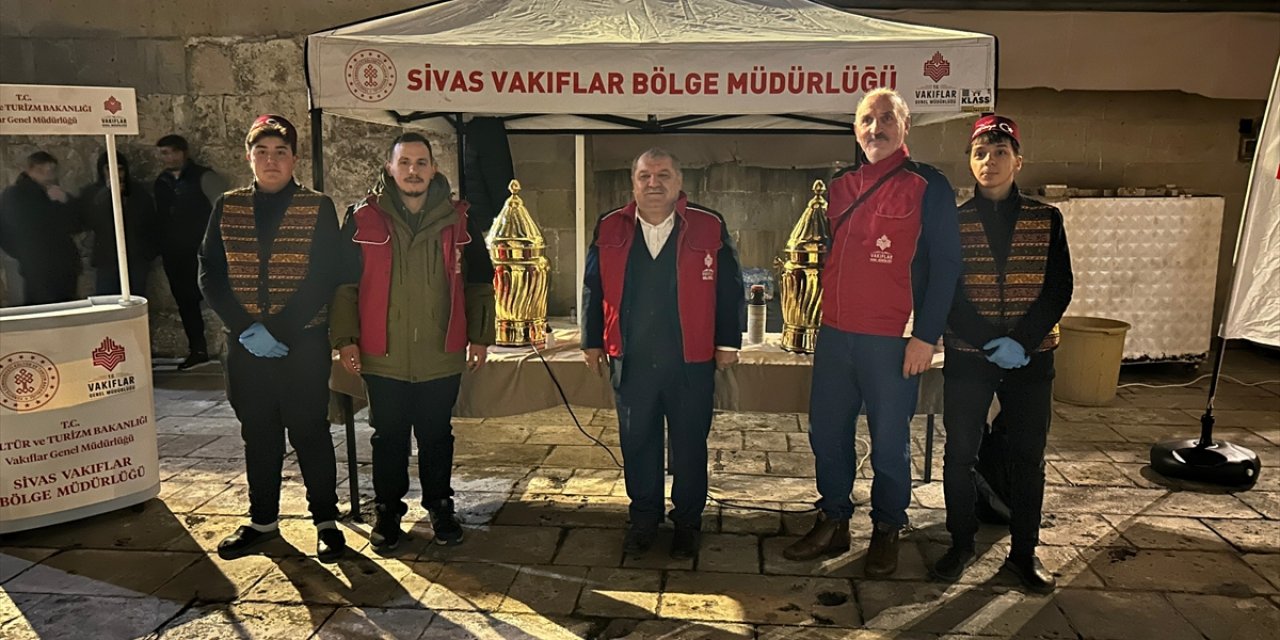 Sivas'ta Regaip Kandili dolayısıyla tarihi Ulu Cami'de vatandaşlara salep ikram edildi