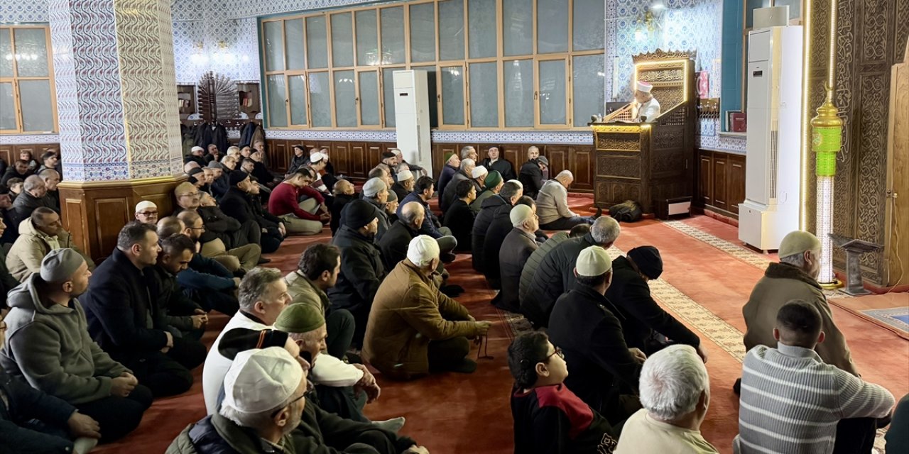 Diyanet İşleri Başkan Yardımcısı Burhan İşliyen, Kırşehir'de kandil programına katıldı