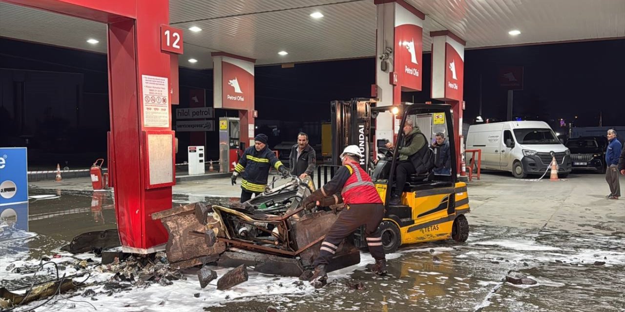 Kocaeli'de akaryakıt pompasına çarpan hafif ticari araçtaki 2 kişi yaralandı