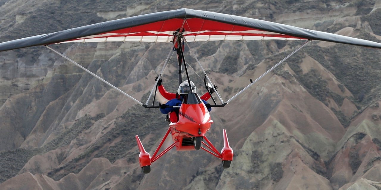 Turistler Kapadokya'yı "microlight" ile gökyüzünden keşfediyor