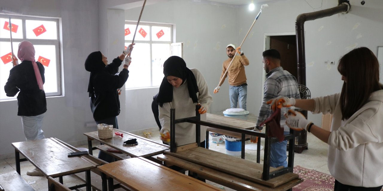 Siirt'te öğretmenler ve üniversite öğrencileri köy okullarını güzelleştiriyor