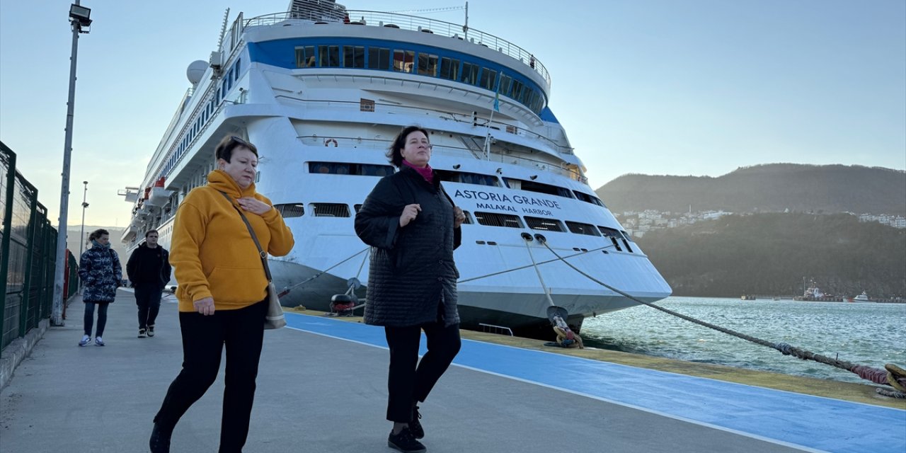 "Astoria Grande" kruvaziyeri Amasra'ya yılın ilk seferini yaptı