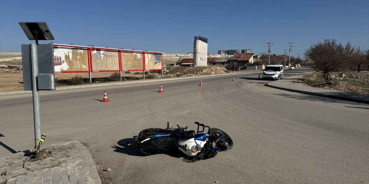 Karaman'da hafif ticari araç ile motosiklet çarpıştı, 1 kişi öldü