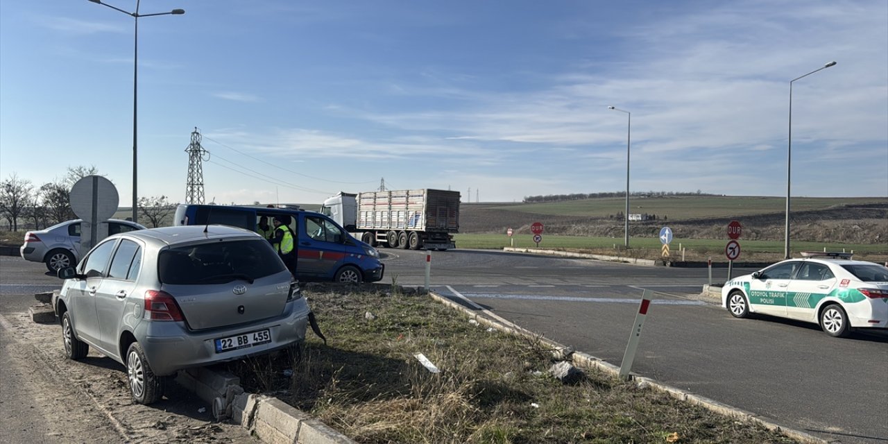 Edirne'de yolcu minibüsü ile otomobilin çarpıştığı kazada 2 kişi yaralandı