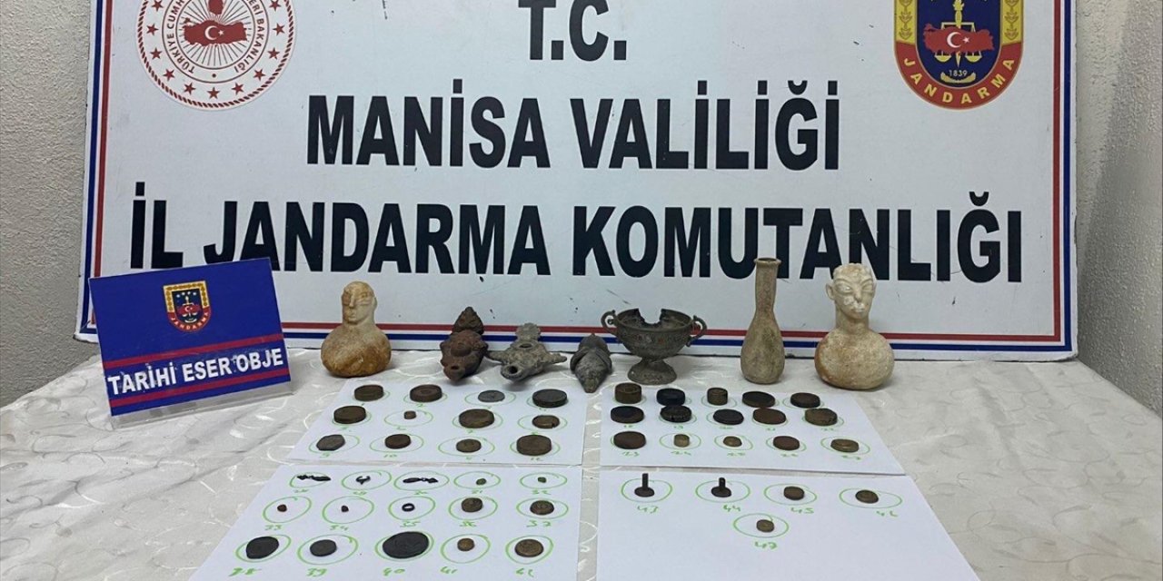 Manisa'da evde 54 parça tarihi eser ele geçirildi