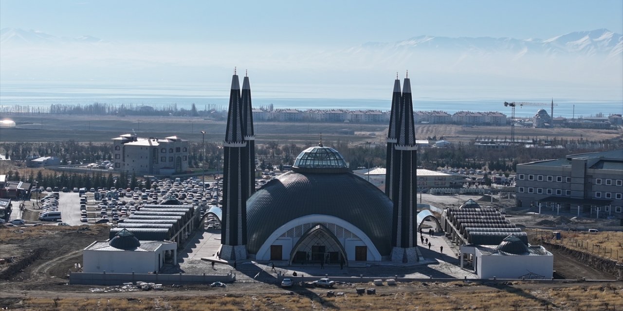 Van'da "Tıbbiye Cami ve Külliyesi"nde ilk cuma namazı kılındı