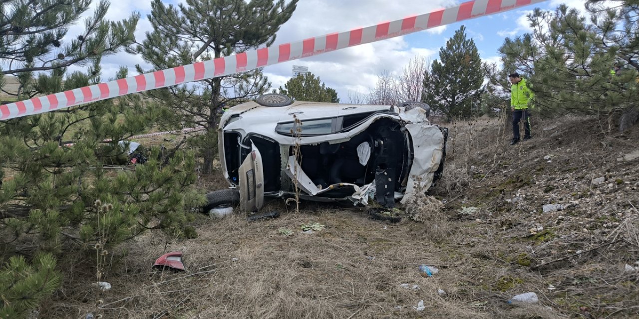 Kütahya'da şarampole devrilen otomobildeki 1 kişi öldü, 1 kişi yaralandı