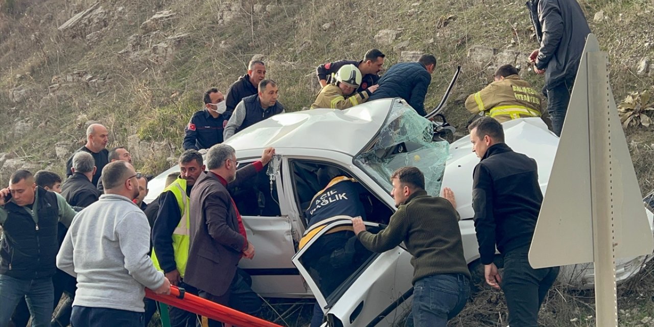 GÜNCELLEME - Balıkesir'de minibüs ile otomobilin çarpıştığı kazada 2 kişi öldü, 18 kişi yaralandı