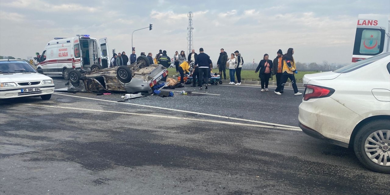 Manisa'da minibüse çarpıp devrilen otomobildeki 3 kişi yaralandı