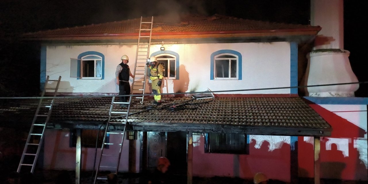 Düzce'de yangın çıkan cami kullanılamaz hale geldi