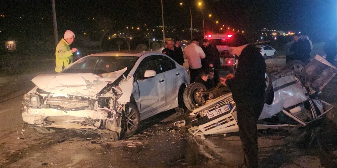 Tokat'ta iki otomobilin çarpıştığı kazada 3 kişi yaralandı