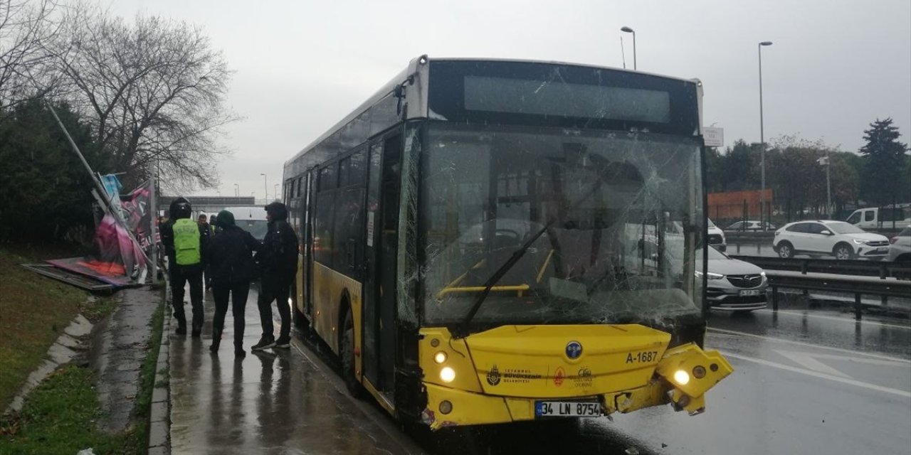 Bahçelievler'de kontrolden çıkan İETT otobüsü aydınlatma direği ile reklam panosuna çarptı