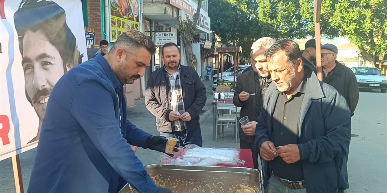 Adana'da bir esnaf, vefat eden Ferdi Tayfur için helva dağıttı