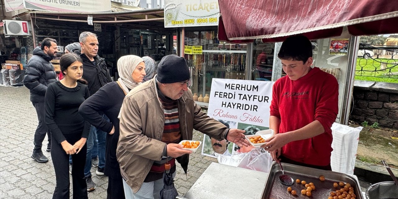 Aydın'da vatandaşlar, vefat eden Ferdi Tayfur için lokma dağıttı