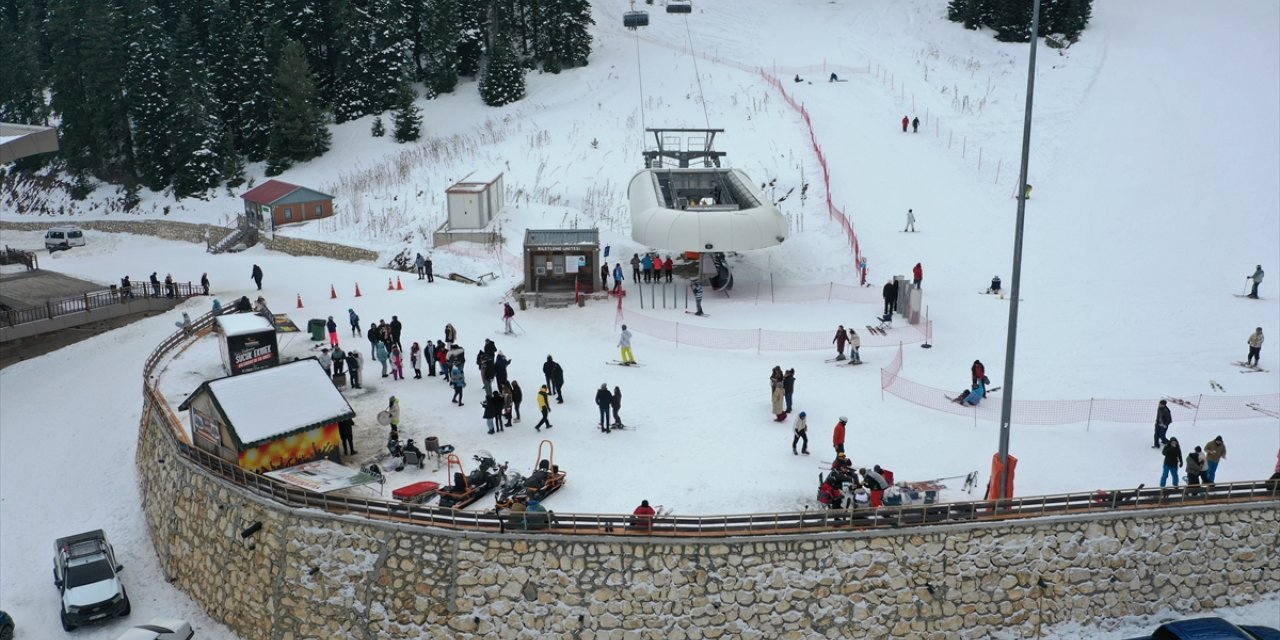 Ilgaz Dağı'ndaki Yurduntepe Kayak Merkezi'nde hafta sonu yoğunluğu