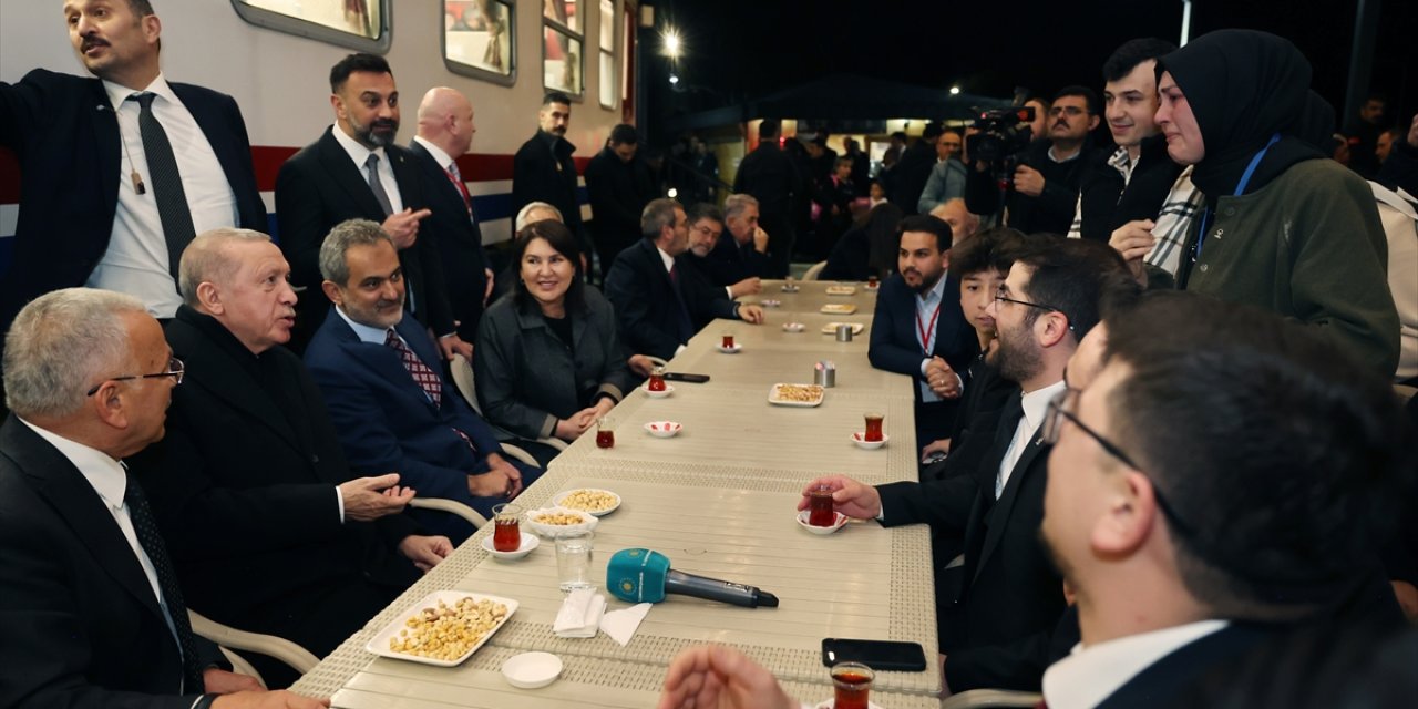 Cumhurbaşkanı Erdoğan, Ordu'da vatandaşlarla sohbet etti, çay içti