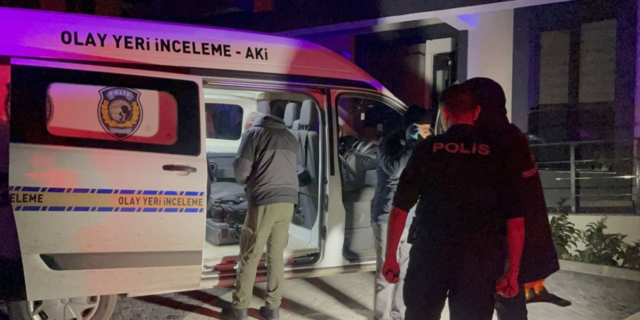 Tekirdağ'da bir evde çıkan yangında 3 kişi dumandan etkilendi