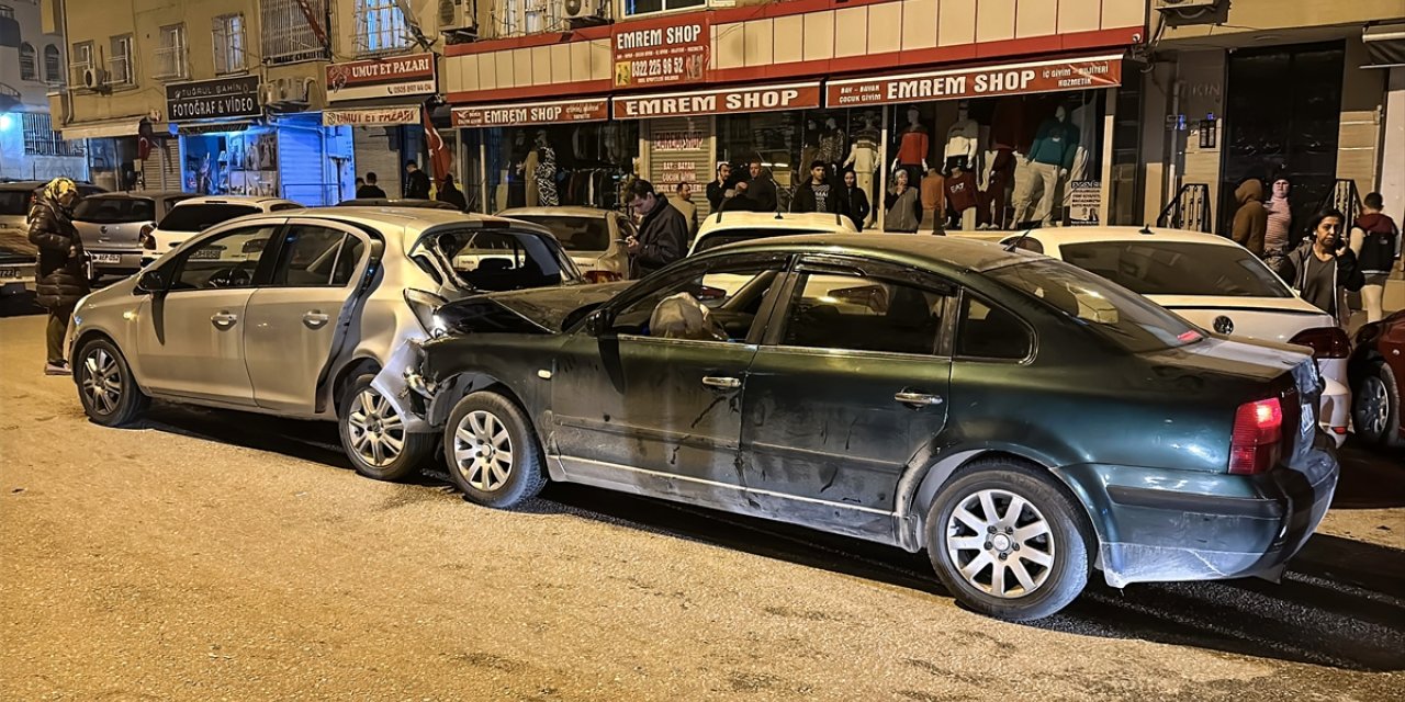 Adana'da bir otomobil park halindeki araçlara çarptı, 3 kişi yaralandı