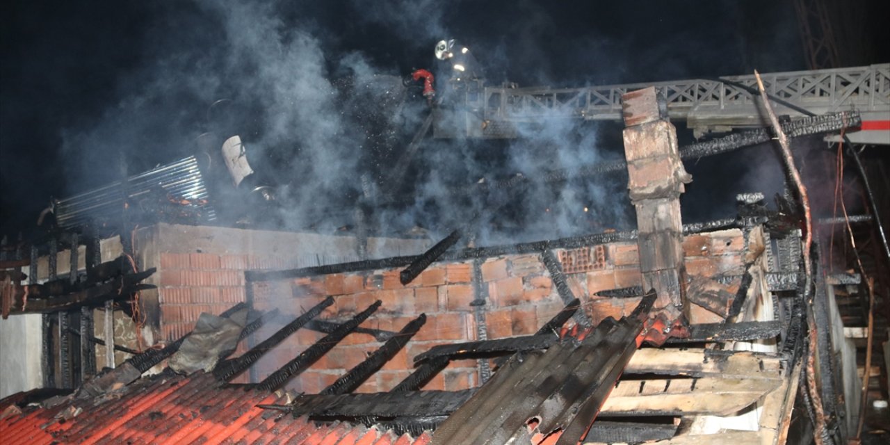 Amasya'da yangın çıkan ev kullanılamaz hale geldi