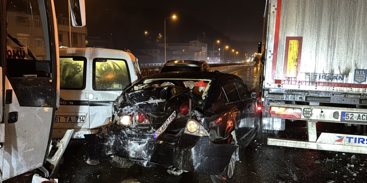 Samsun'da 8 aracın karıştığı zincirleme trafik kazasında 2 kişi yaralandı