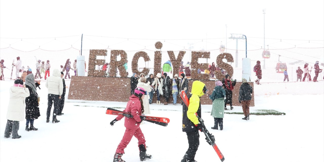 İç Anadolu'nun "zirvesi" Erciyes'te pistler kayakseverlerle doldu