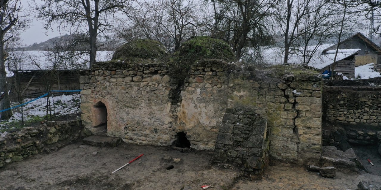 UNESCO Listesi'ndeki Mahmutbey Camisi'nin yanındaki hamamda kurtarma kazısı yapılıyor