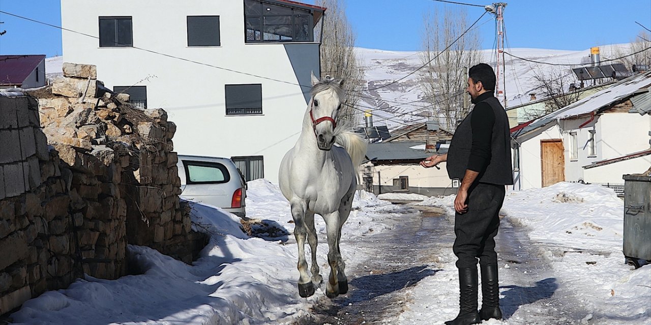 Bayburtlu ciritçi ile atının ilgi çeken dostluğu