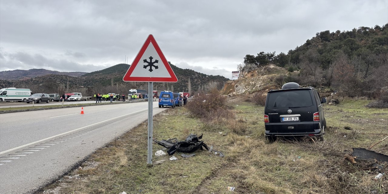 Çorum'da 4 aracın karıştığı trafik kazasında 2 kişi öldü, 5 kişi yaralandı