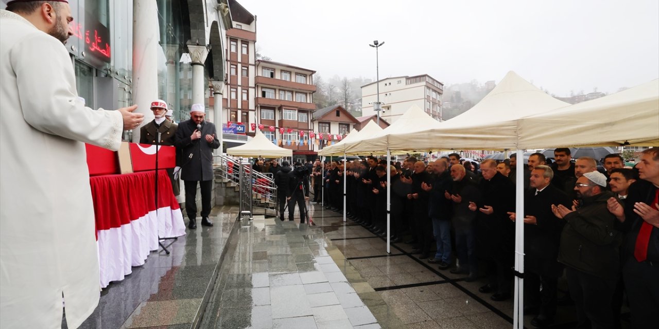 Cumhurbaşkanı Erdoğan, Rize'de Kıbrıs gazisinin cenaze törenine katıldı