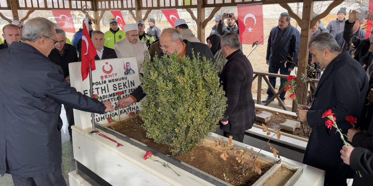 Şehit polis Fethi Sekin Elazığ'da kabri başında anıldı