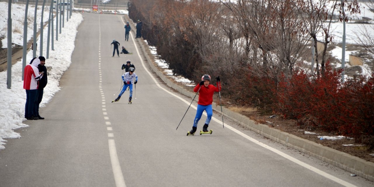 Muş'ta yeterli miktarda kar yağmayınca kayaklı koşu sporcuları asfaltta yarıştı